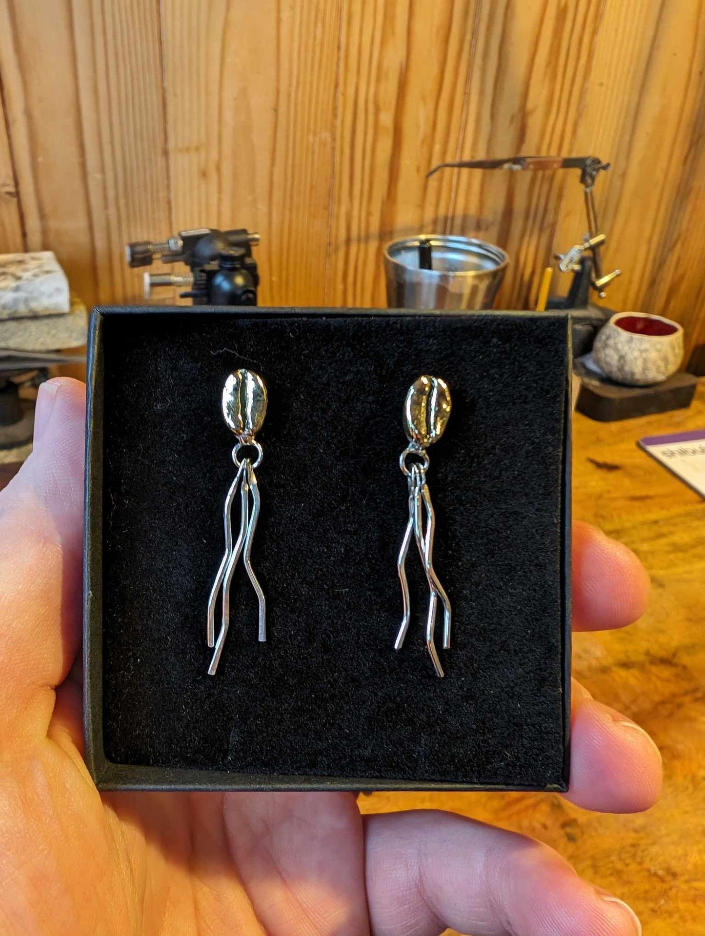 Flowing Coffee Bean Drop Earrings - Sølv Lines