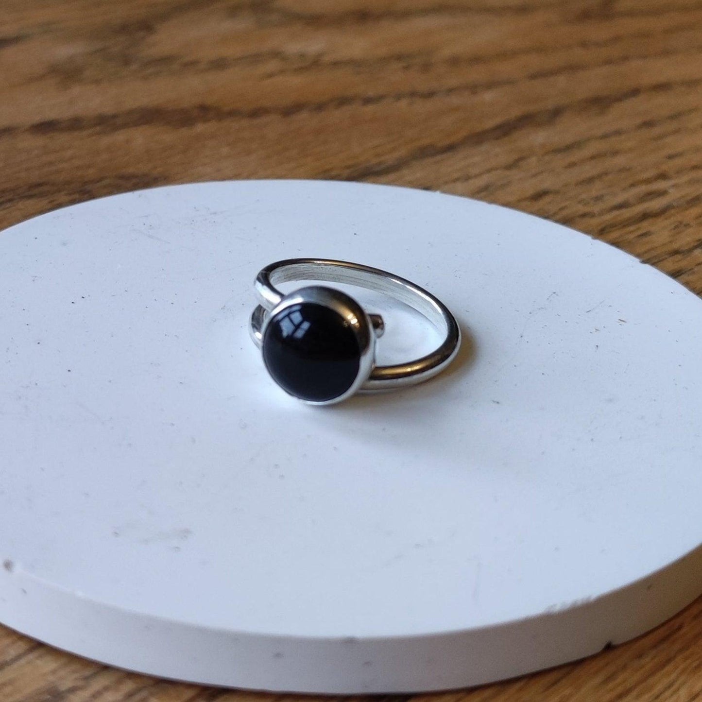 Adjustable Round Onyx Stone Set Ring - Sølv Lines