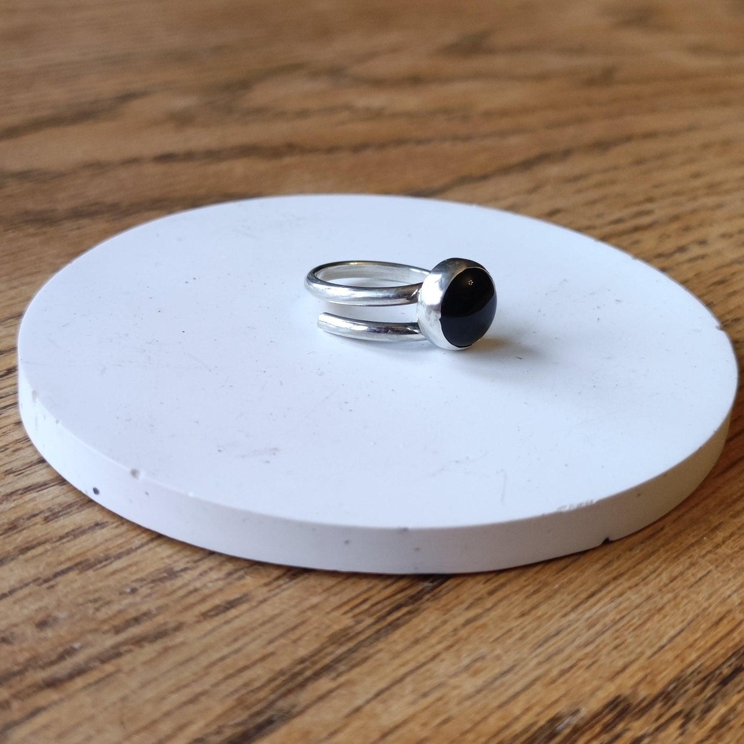 Adjustable Round Onyx Stone Set Ring - Sølv Lines