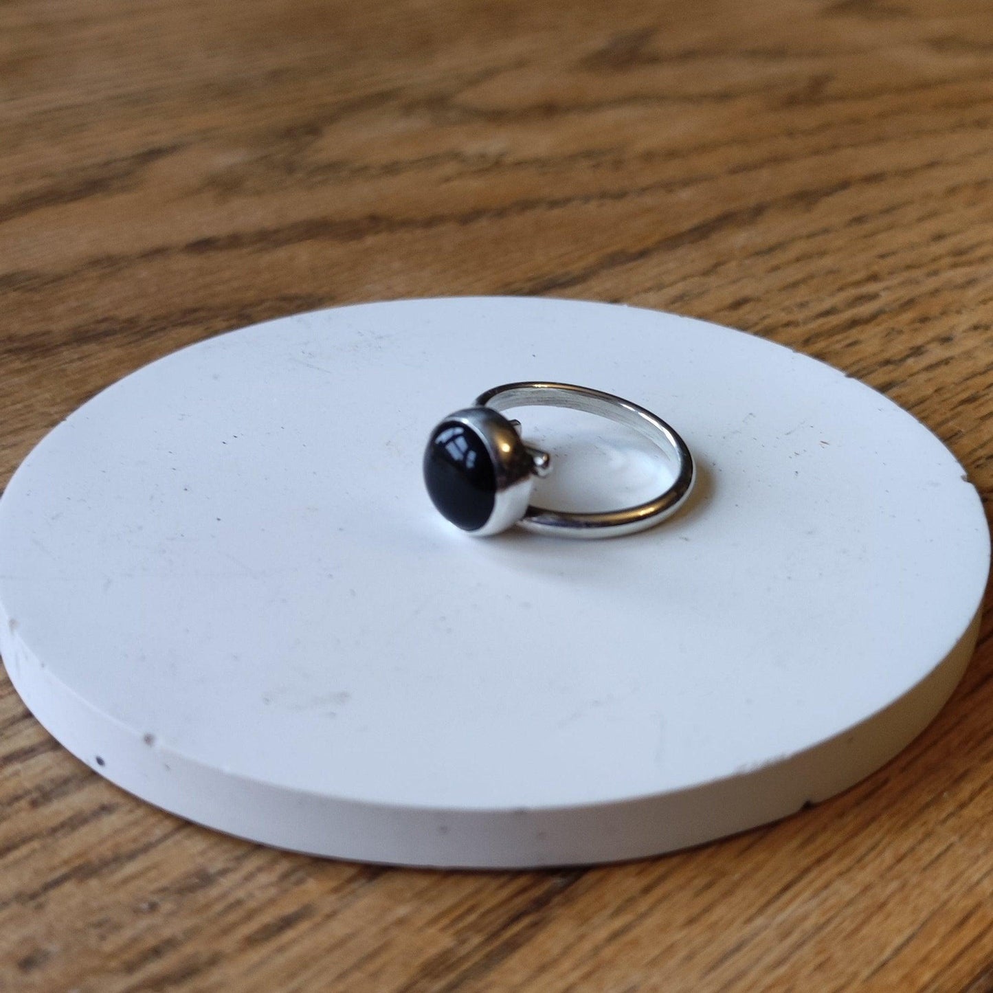 Adjustable Round Onyx Stone Set Ring - Sølv Lines