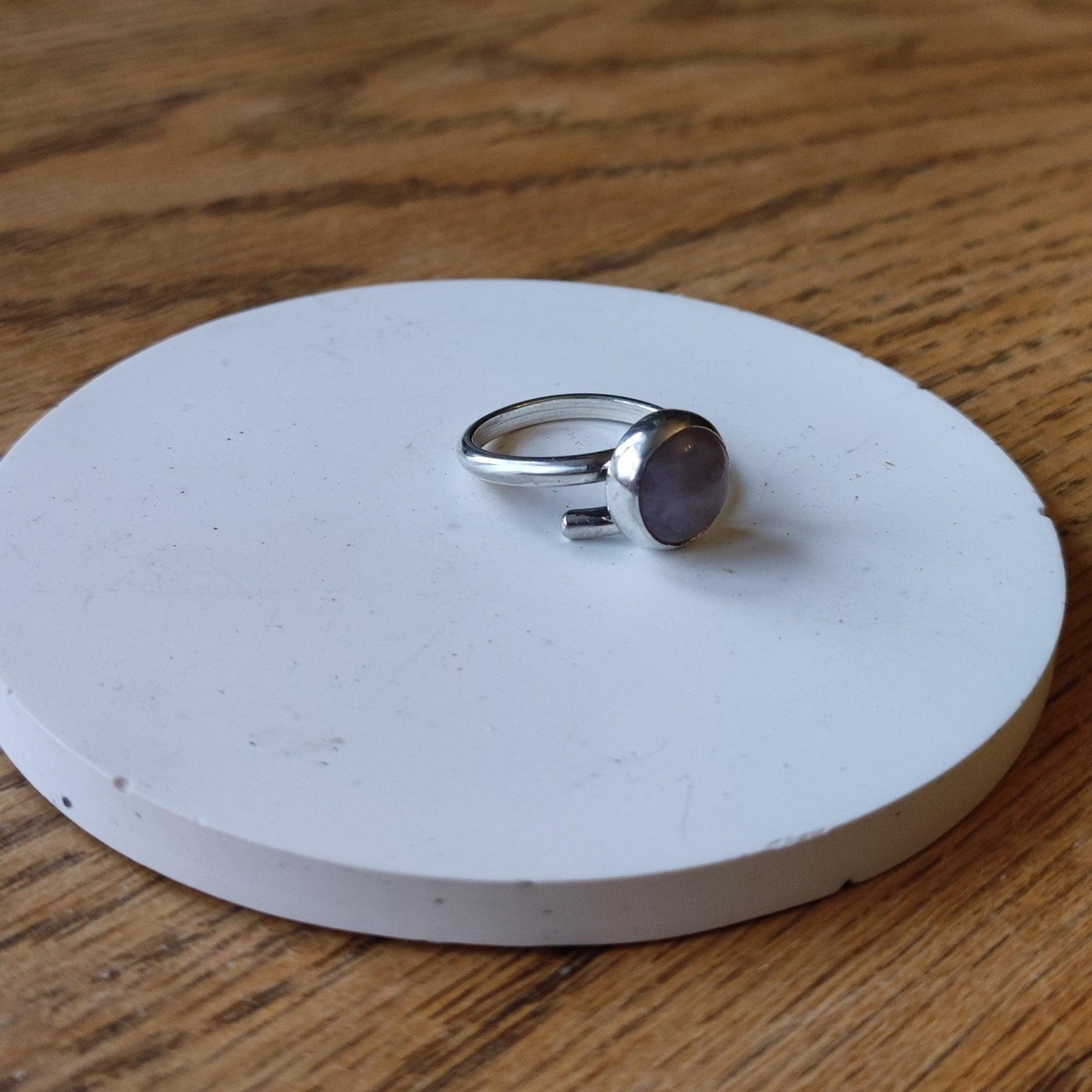 Adjustable Round Rose Quartz Stone Set Ring - Sølv Lines