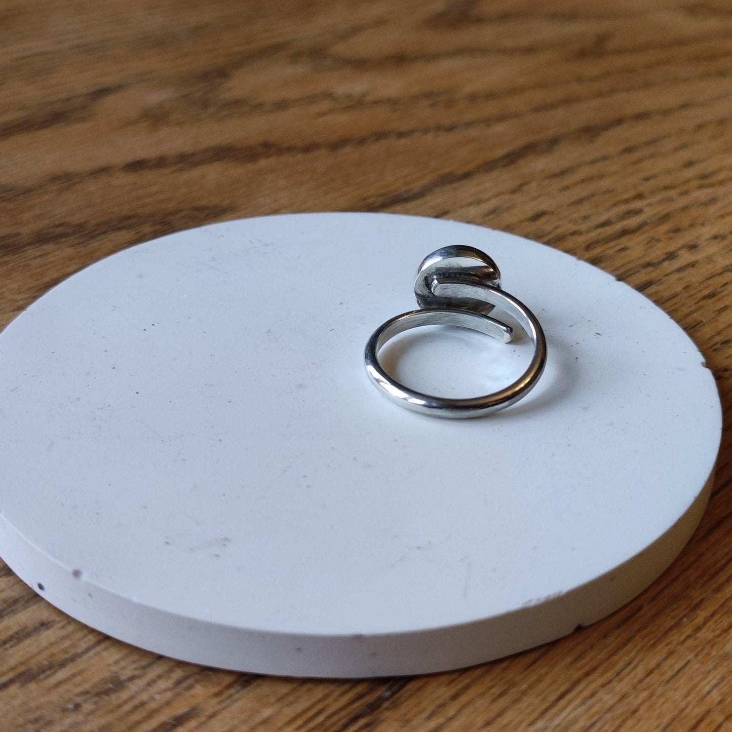 Adjustable Round Rose Quartz Stone Set Ring - Sølv Lines
