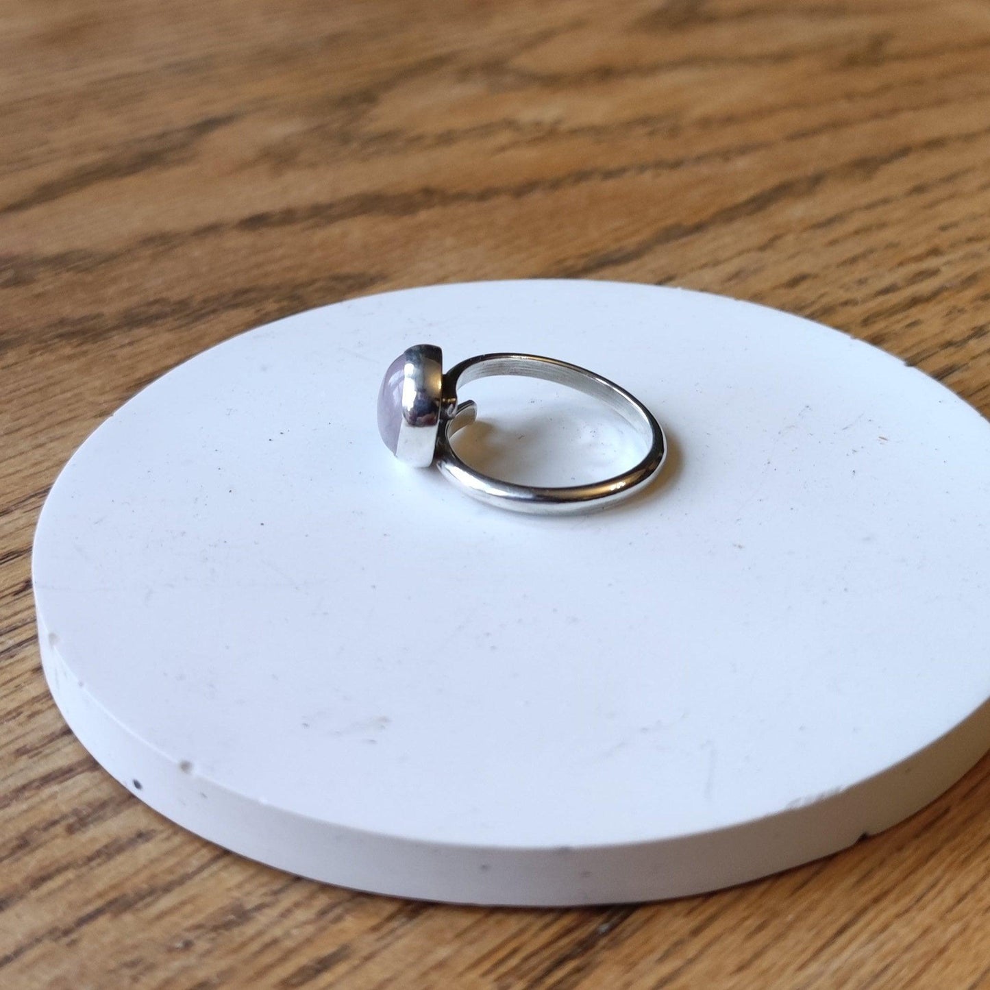 Adjustable Round Rose Quartz Stone Set Ring - Sølv Lines
