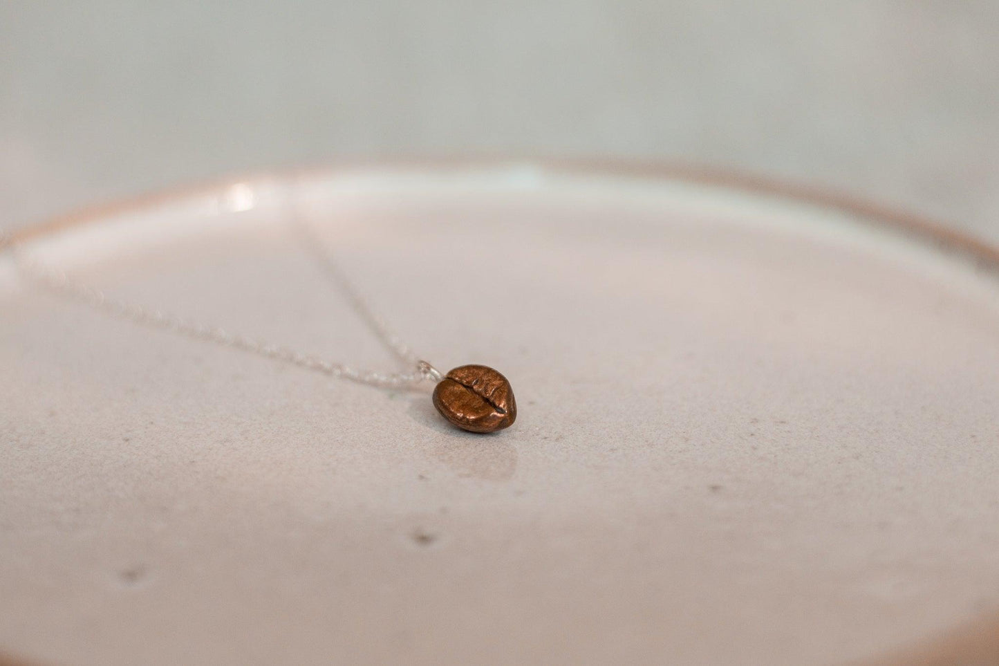 Hinitan Plantation Barako Liberica Bean Red Bronze Necklace - Sølv Lines