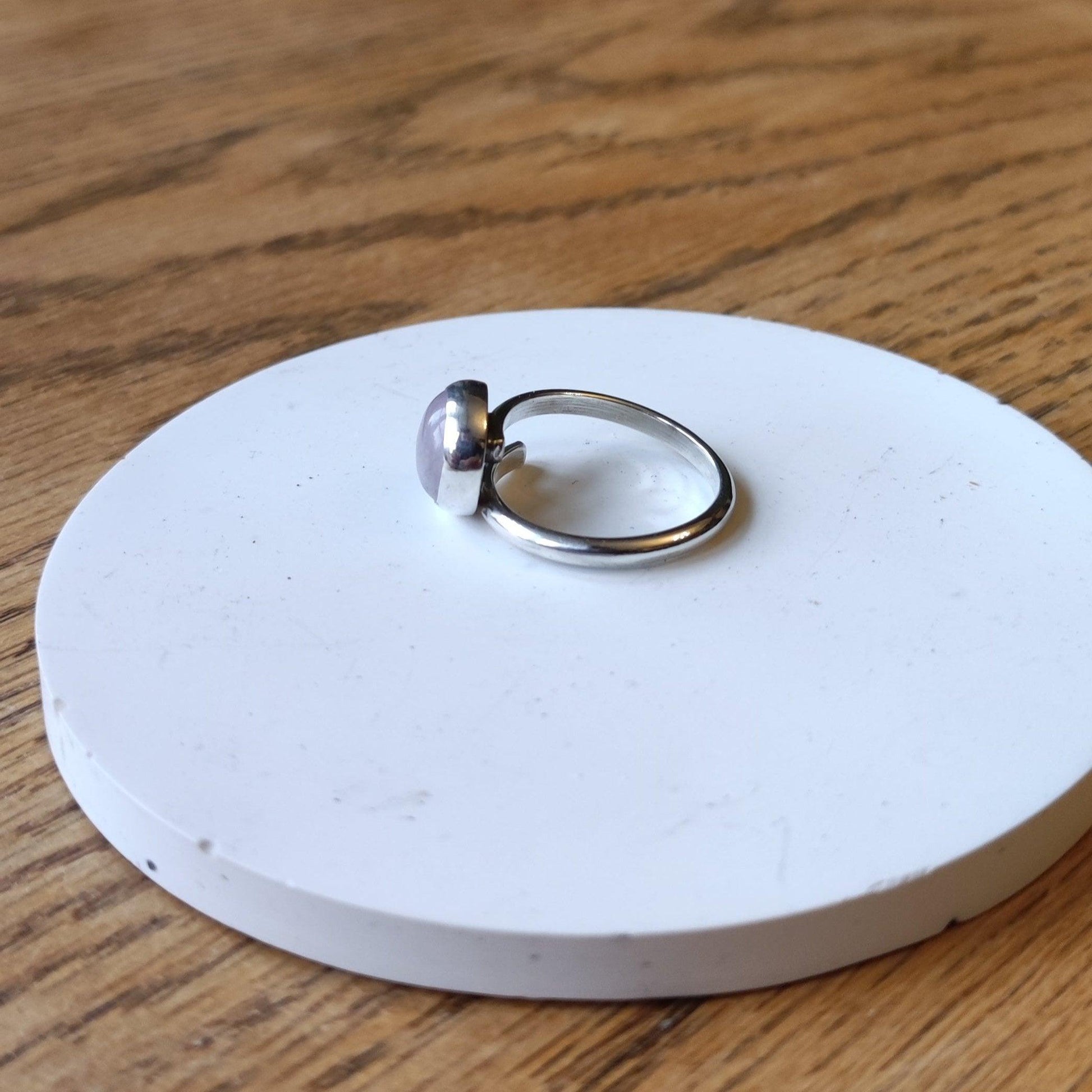 Adjustable Round Rose Quartz Stone Set Ring - Sølv Lines