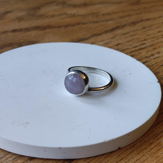 Adjustable Round Rose Quartz Stone Set Ring - Sølv Lines