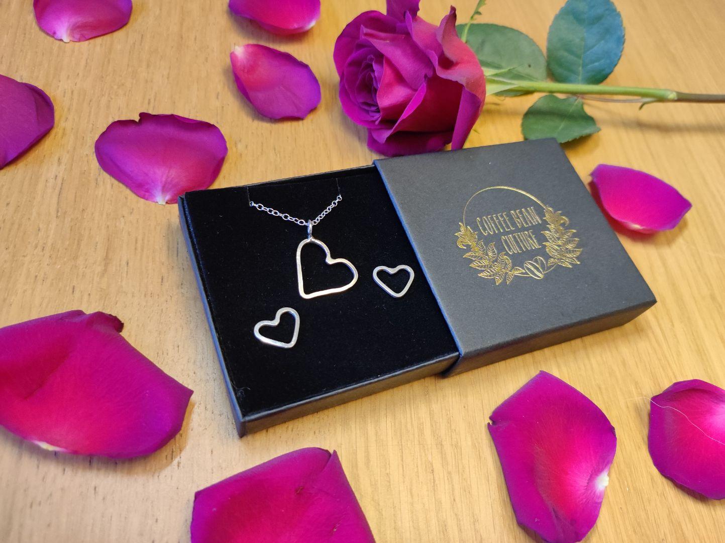 Silver Heart Necklace and Earring Gift Set - Sølv Lines
