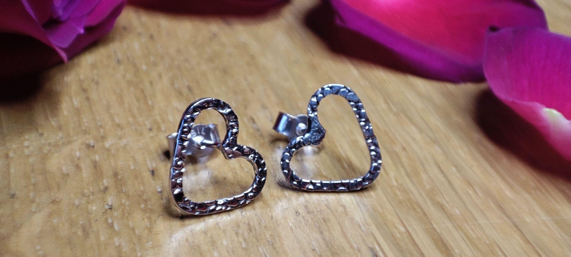 Silver Textured Heart Stud Earrings - Sølv Lines