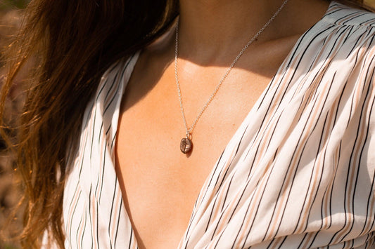 Hinitan Plantation Barako Liberica Bean Red Bronze Necklace - Sølv Lines