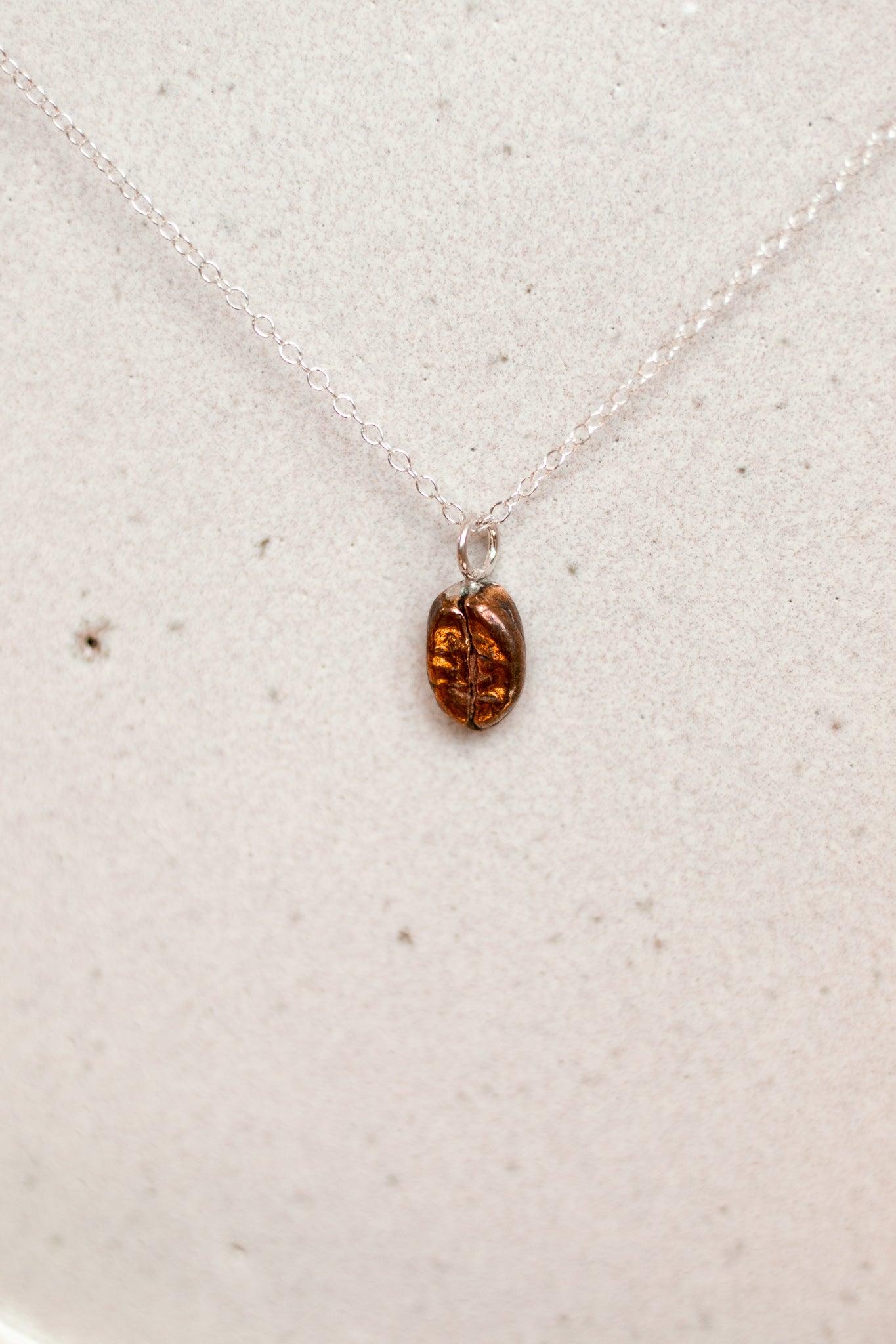 Hinitan Plantation Barako Liberica Bean Red Bronze Necklace - Sølv Lines