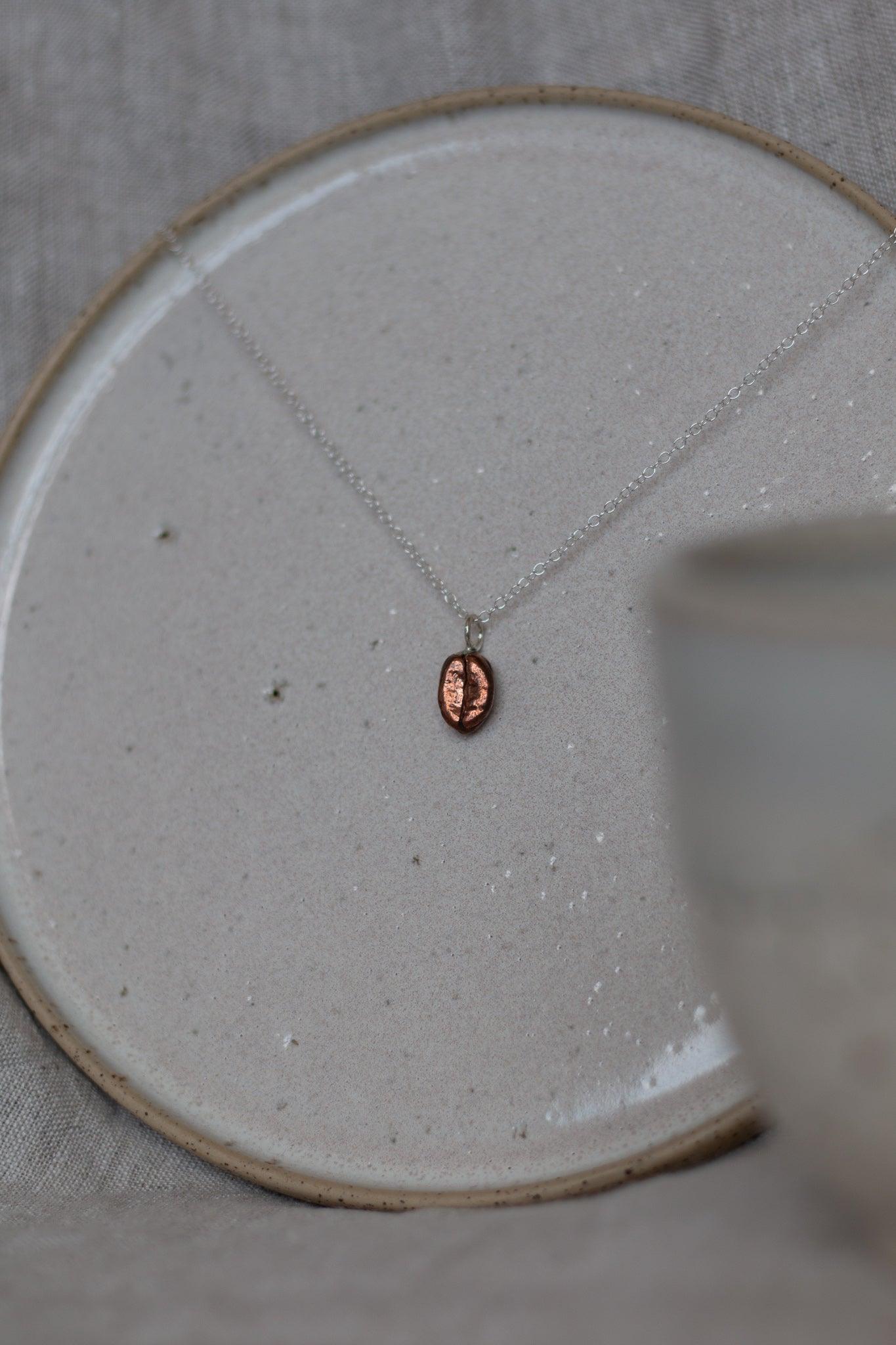 Hinitan Plantation Barako Liberica Bean Red Bronze Necklace - Sølv Lines