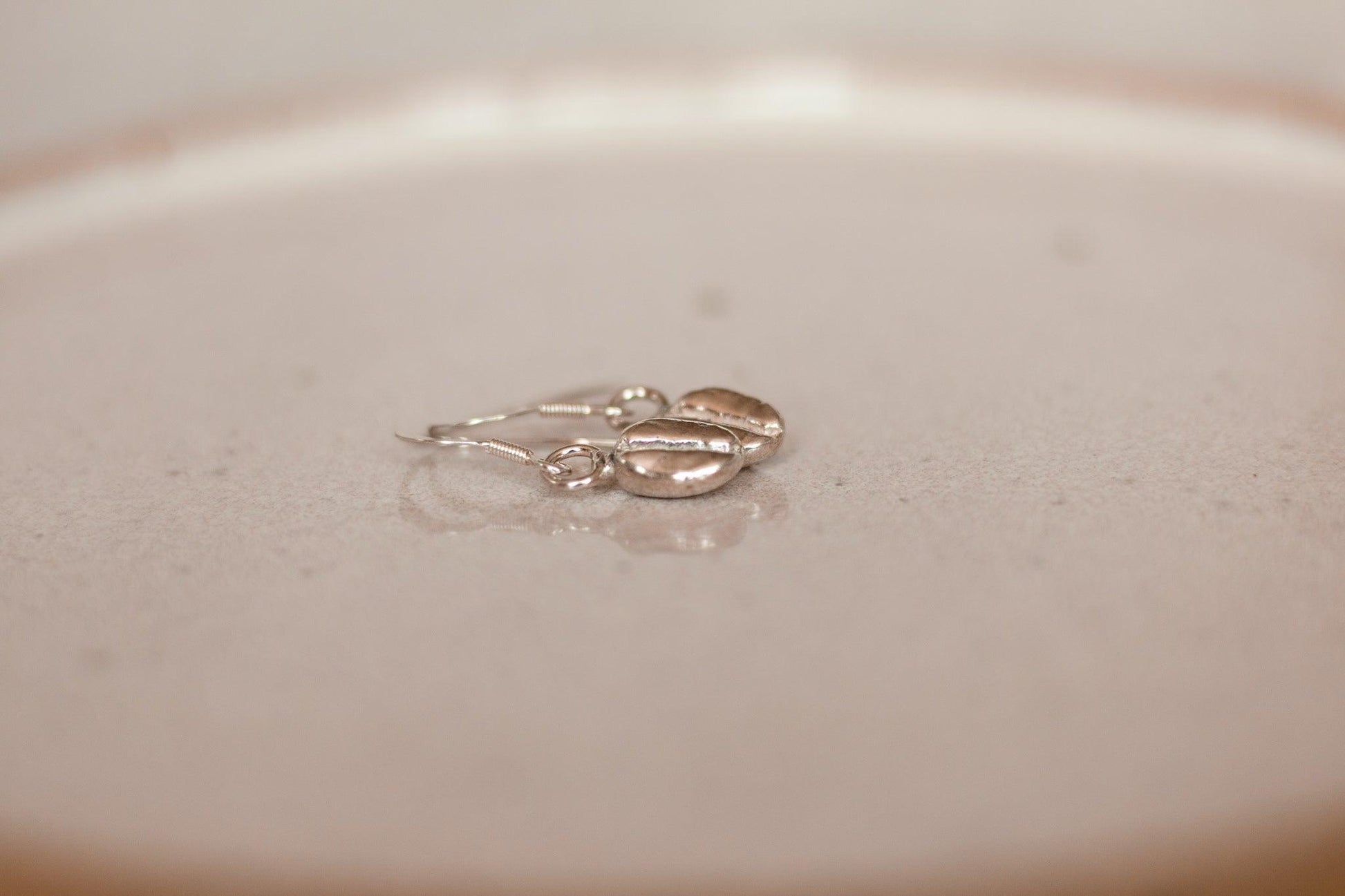Sterling Silver Coffee Bean Drop Earrings - Sølv Lines