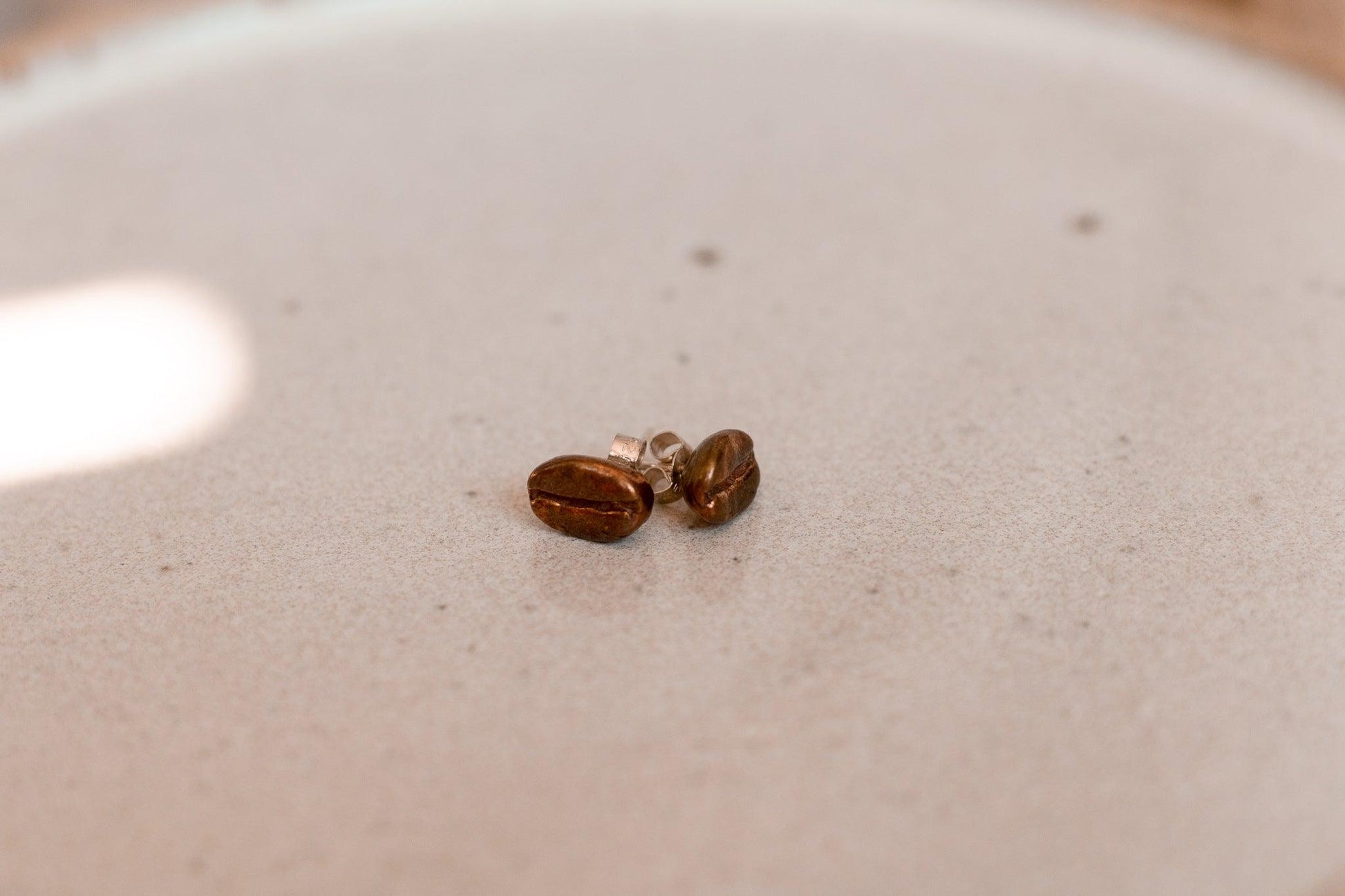 Red Bronze Coffee Bean stud Earrings - Sølv Lines