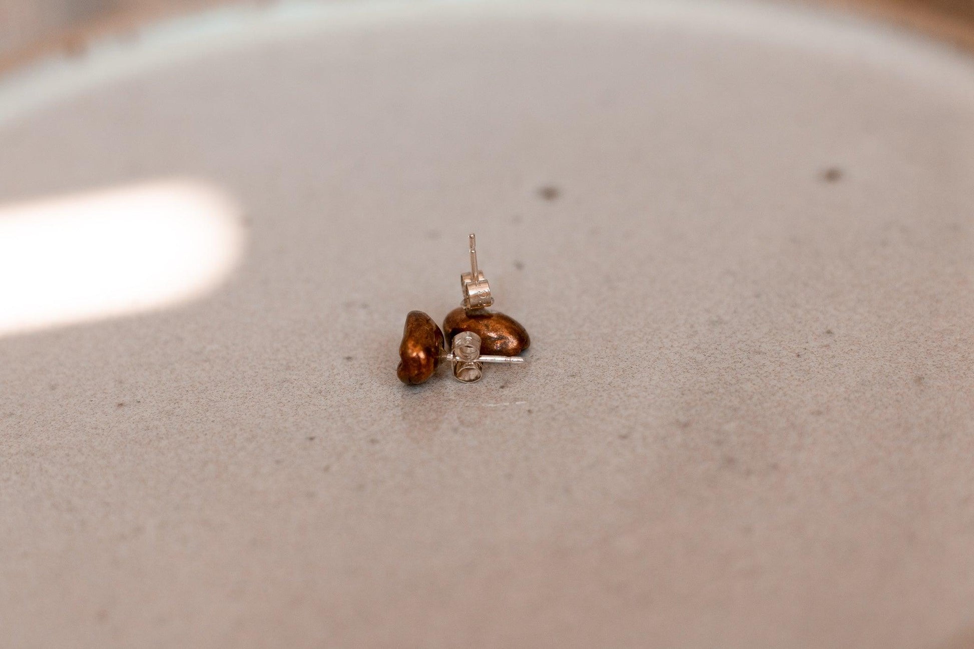 Red Bronze Coffee Bean stud Earrings - Sølv Lines