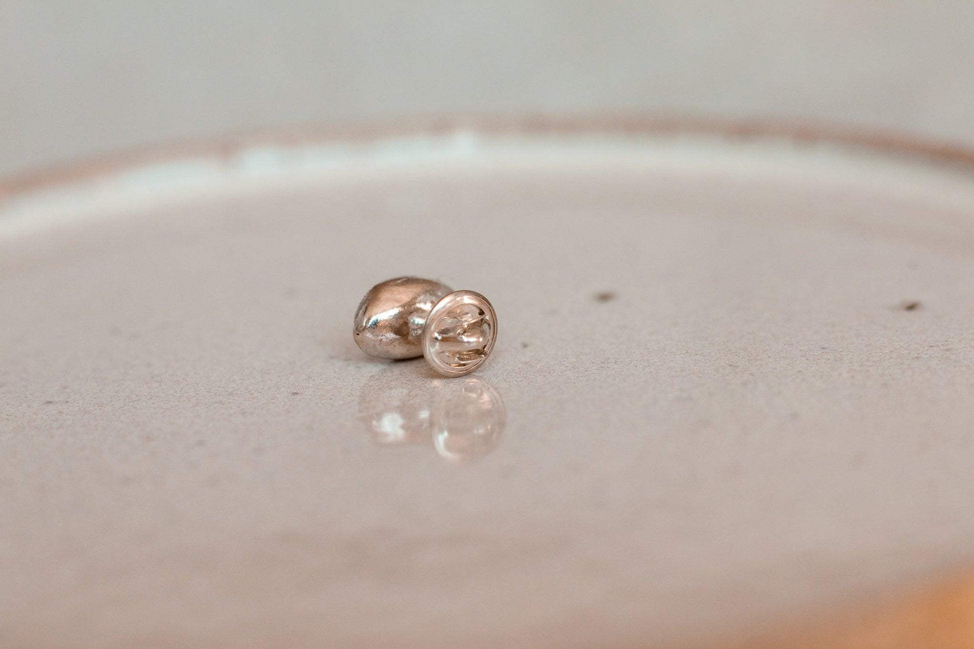 Hinitan Plantation Barako Liberica Bean Sterling Silver Badge Pin - Sølv Lines