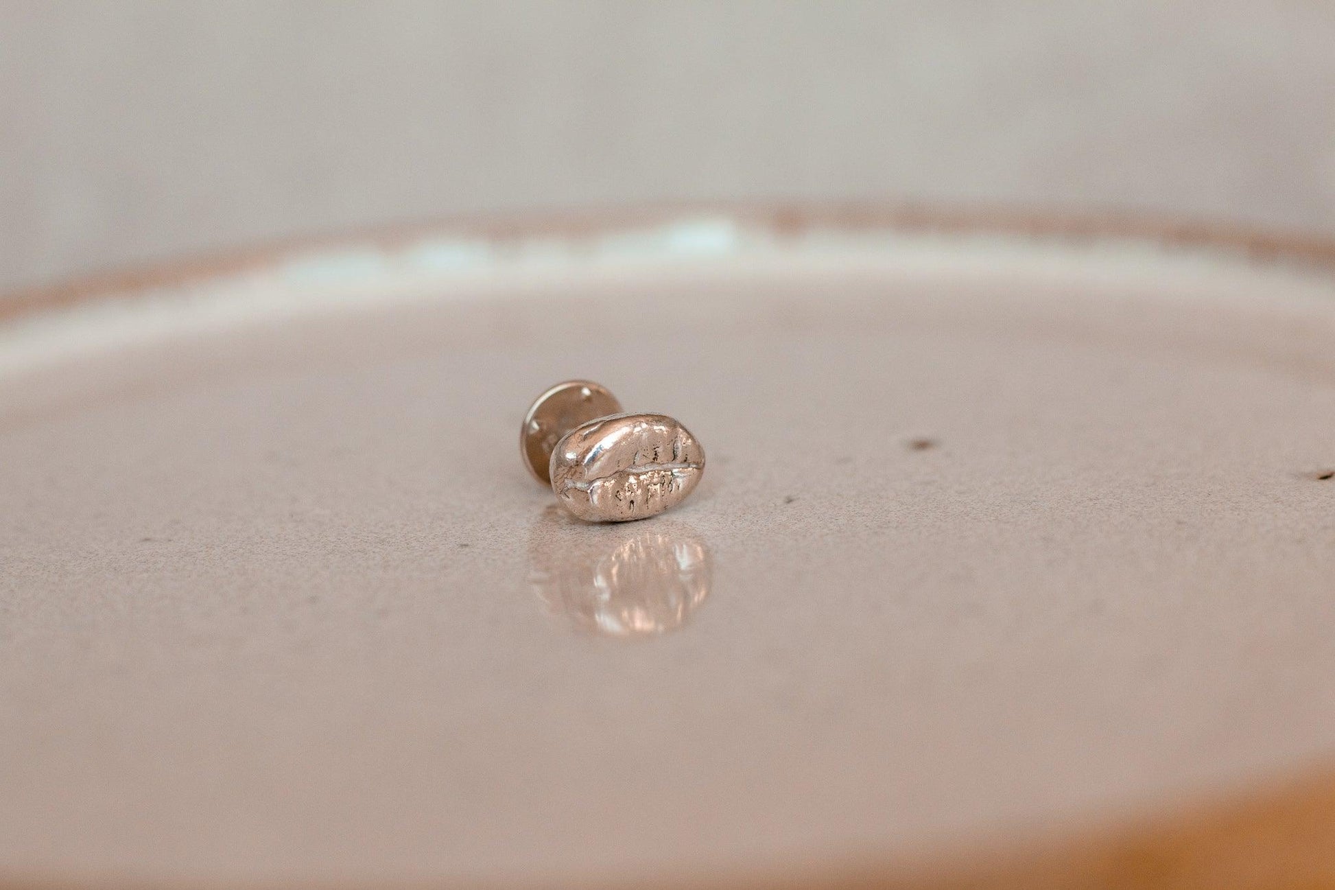 Hinitan Plantation Barako Liberica Bean Sterling Silver Badge Pin - Sølv Lines