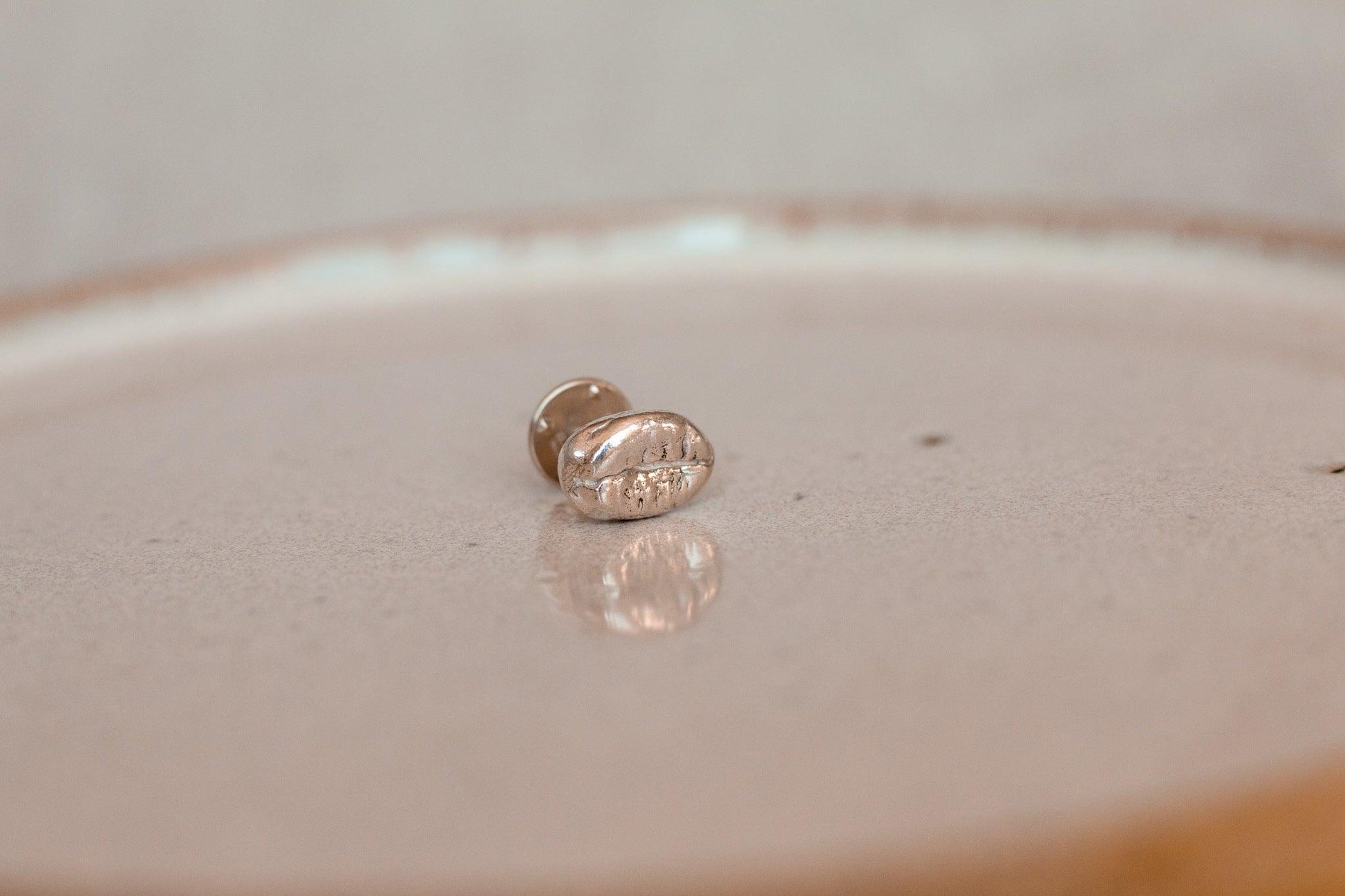 Hinitan Plantation Barako Liberica Bean Sterling Silver Badge Pin - Sølv Lines