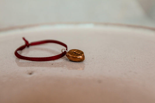 Hinitan Plantation Barako Liberica Bean Red Bronze Pendant Charm - Sølv Lines