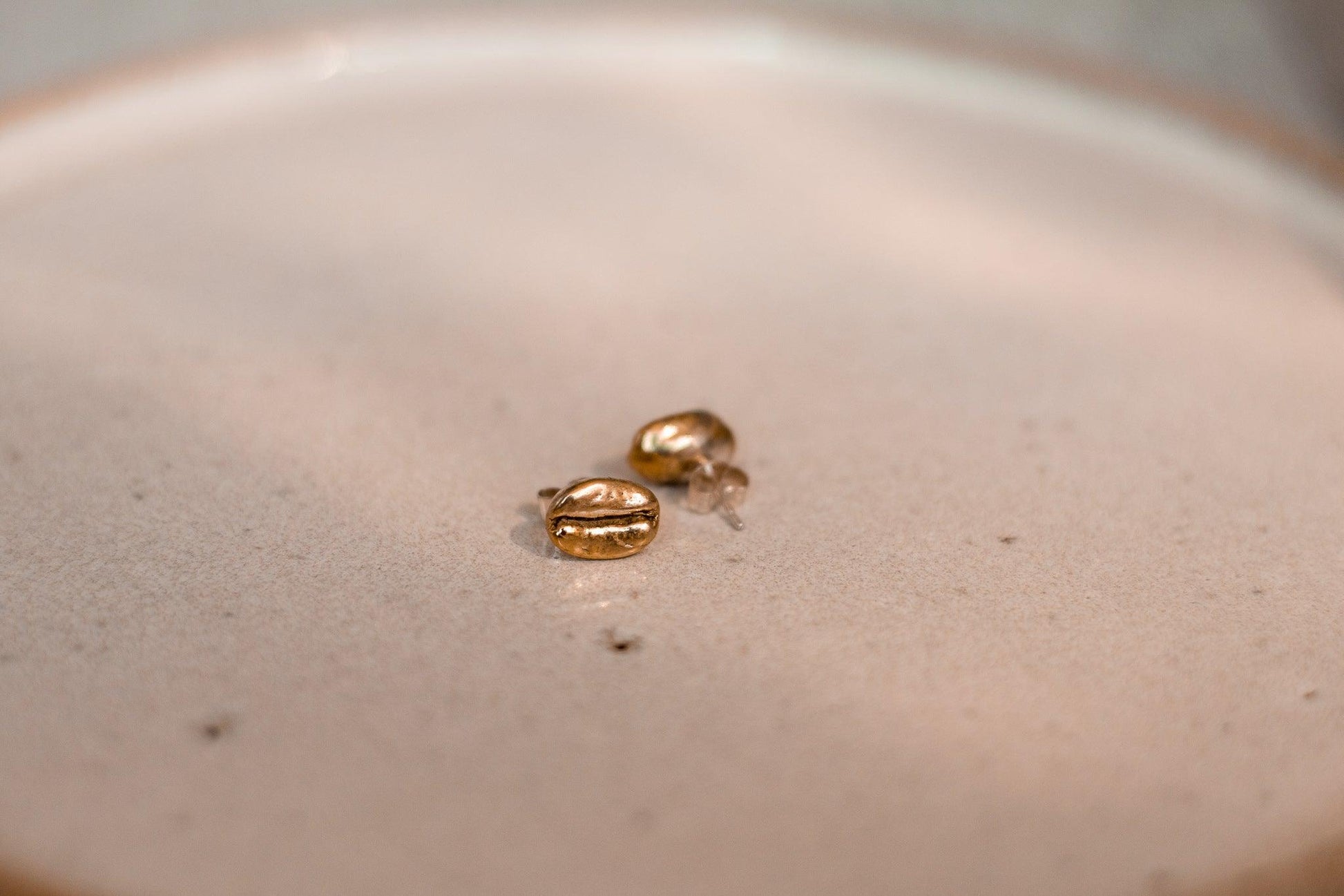 Brass Coffee Bean stud Earrings - Sølv Lines