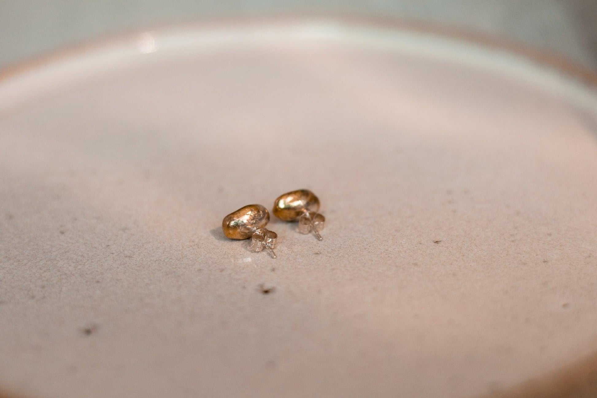 Brass Coffee Bean stud Earrings - Sølv Lines