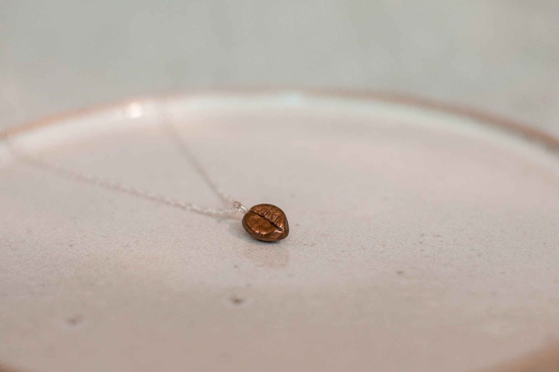 Hinitan Plantation Barako Liberica Bean Red Bronze Necklace - Sølv Lines