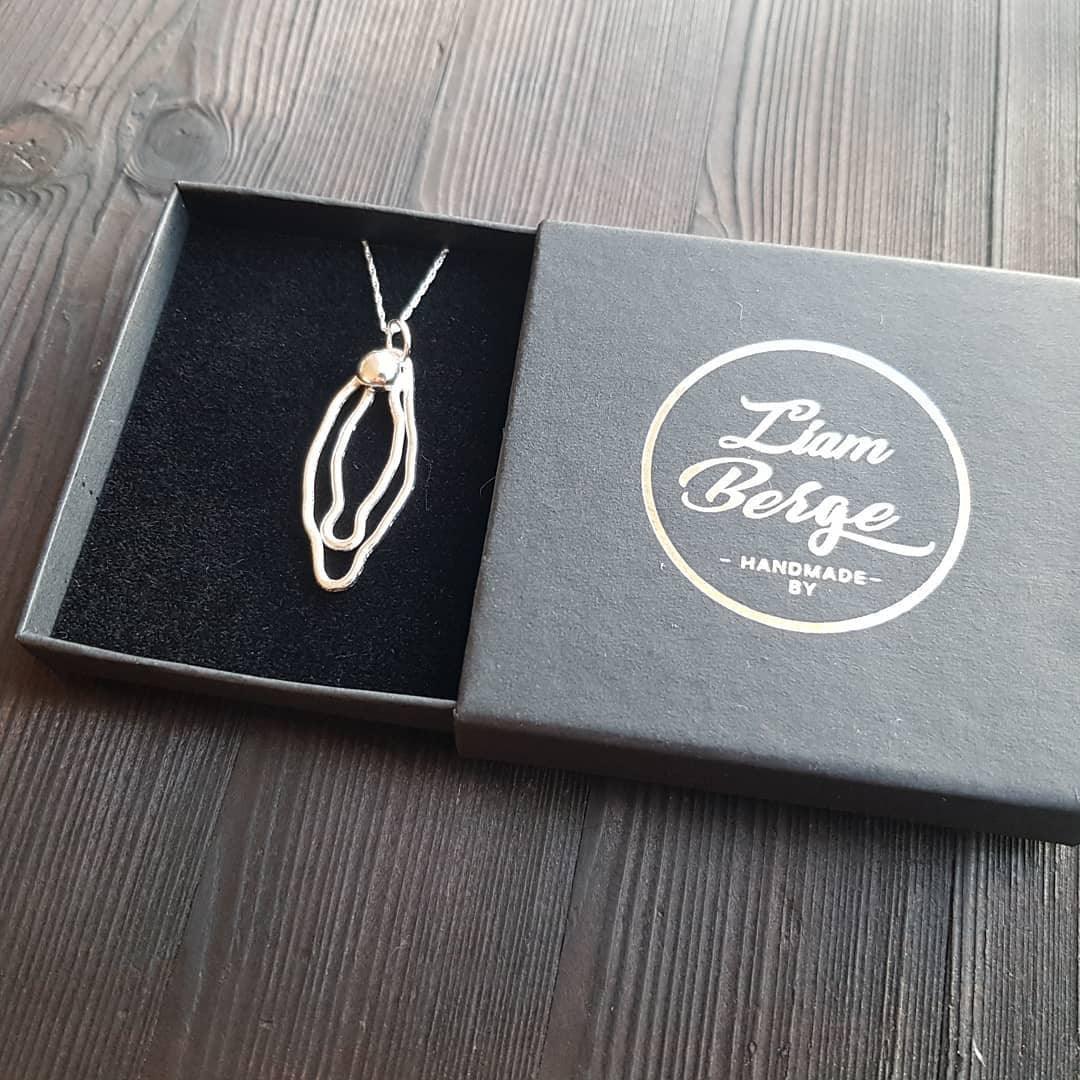 Sterling Silver Handmade Vulva Pendant - Sølv Lines